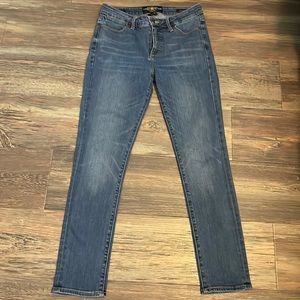 Women’s Lucky Brand Hayden Skinny size 6 ankle jeans.
